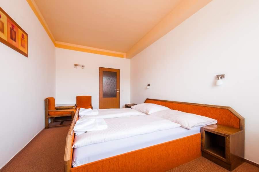 Hotel Vsacan Vsetín Zimmer foto